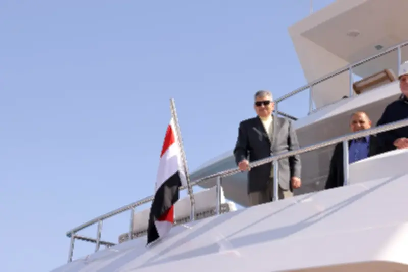 رئيس هيئة قناة السويس يعلن انضمام القاطرتين عزم 3 وعزم 4 بقوة شد 90 طنا