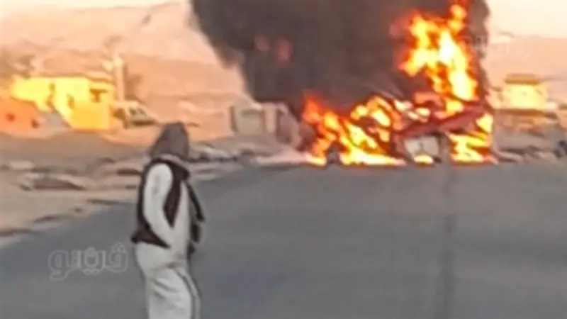 مصرع 4 وإصابة 4 في حادث تصادم مروع وتفحم سيارتين بأسوان