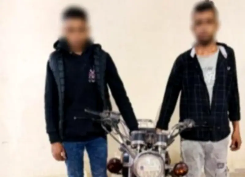القبض على شخصين بتهمة سرقة دراجة نارية في أسوان