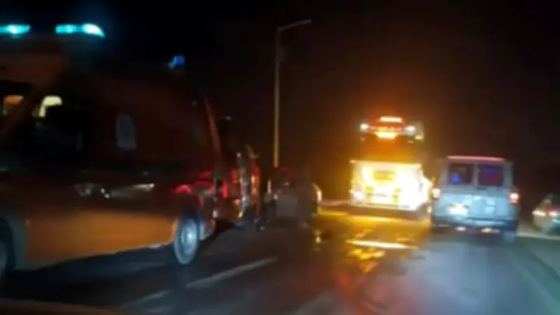 الخدمات المرورية بالجيزة تزيل بقعة زيت وتعيد الحركة لطبيعتها على الطريق الدائري