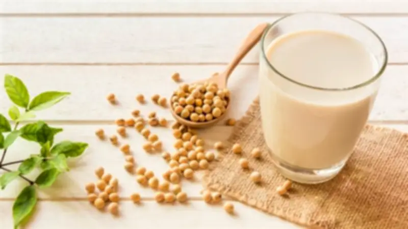 فوائد حليب الصويا للنساء: تنظيم الهرمونات ودعم صحة العظام والبشرة