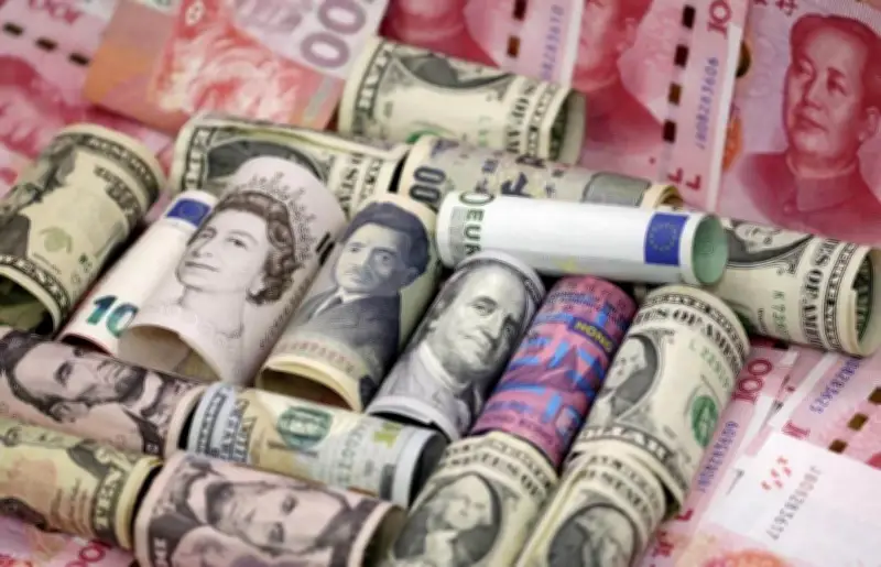 الدولار تحت الضغط عالمياً: صعود الين واليوان والأسترالي يدفع العملة الأمريكية نحو خسارة أسبوعية