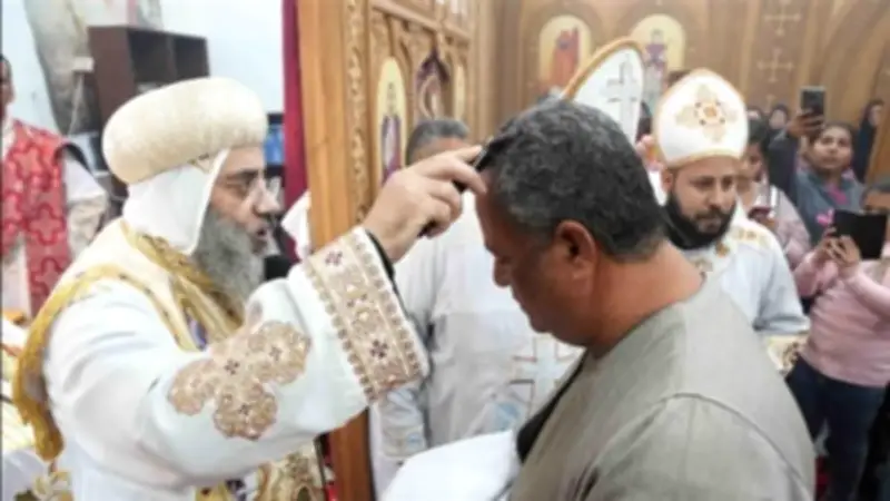 الأنبا فيلوباتير يدشن أواني المذبح ويرسم شمامسة جدد بكنيسة الأنبا بولا