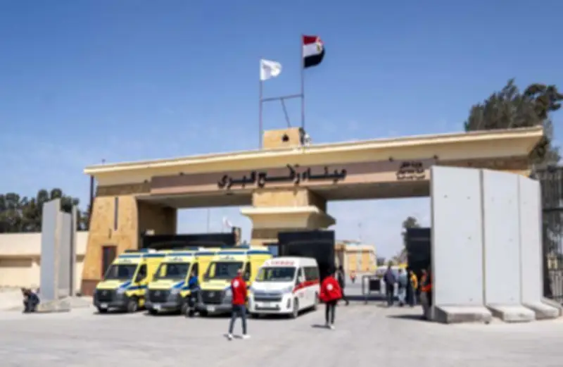 معبر رفح يستقبل دفعة جديدة من المصابين الفلسطينيين للعلاج في المستشفيات المصرية