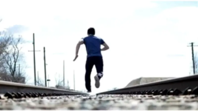 تفسير حلم الهروب في المنام: دلالاته النفسية والرموز الخفية للتخلص من الهموم