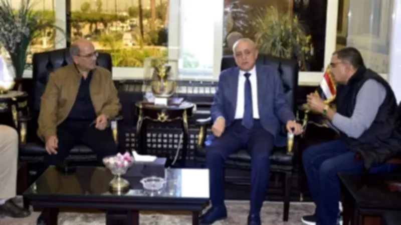 محافظ الأقصر يلتقي رئيس شركة المياه لبحث مشروعات 