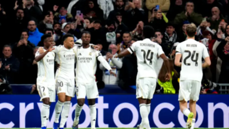 مدافع دورتموند يغازل ريال مدريد بإعجاب غامض على إنستجرام