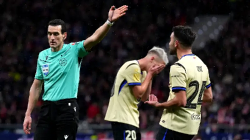 كارثة جديدة لحكم مباراة أتلتيكو مدريد وبرشلونة في كأس ملك إسبانيا