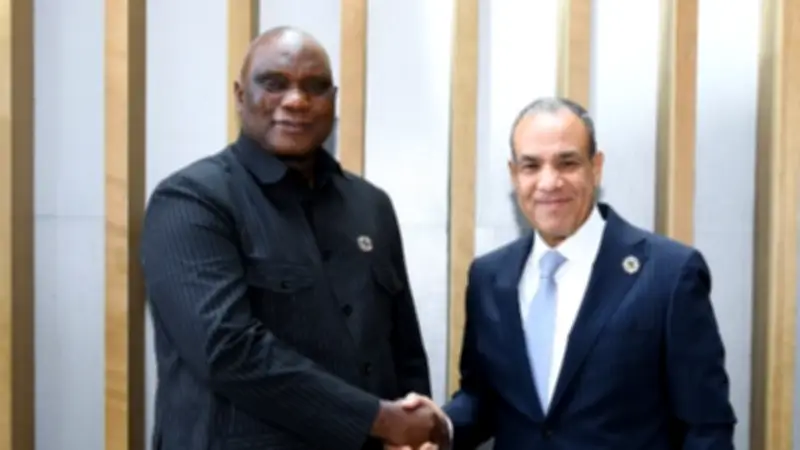 وزير الخارجية المصري يلتقي نظيره الجامبي لتعزيز العلاقات الثنائية وتنسيق المواقف