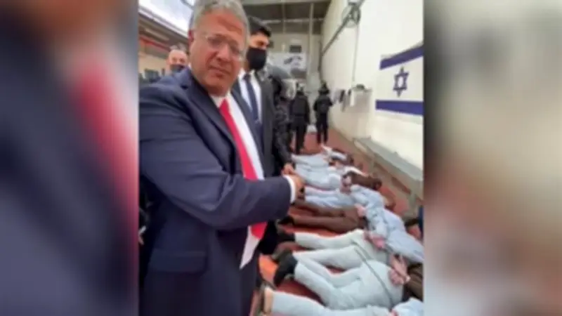 بن غفير يقتحم سجن عوفر ويهدد الأسرى الفلسطينيين بالتصعيد في رمضان