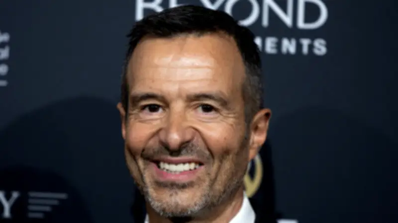 مينديز في برشلونة: اجتماعات مطولة مع ديكو لحسم ملفات اللاعبين الشائكة