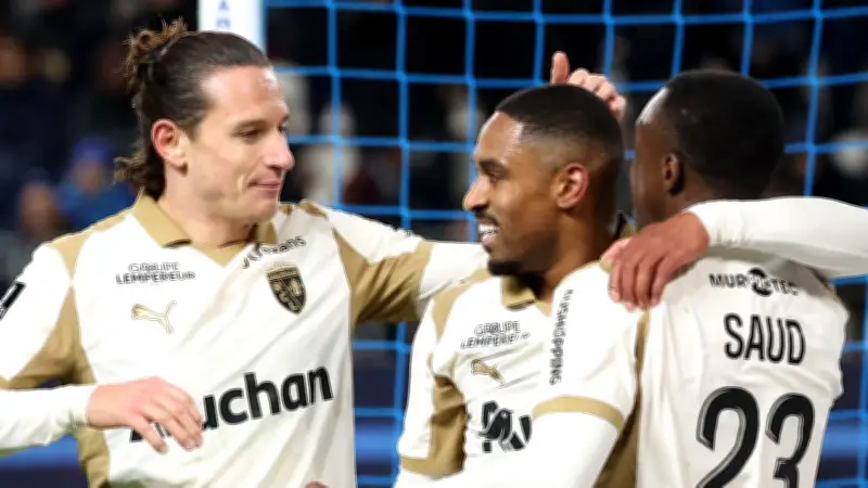 نجم السعودية سعود عبدالحميد يقود لانس للصدارة بعد انتصار تاريخي على باريس