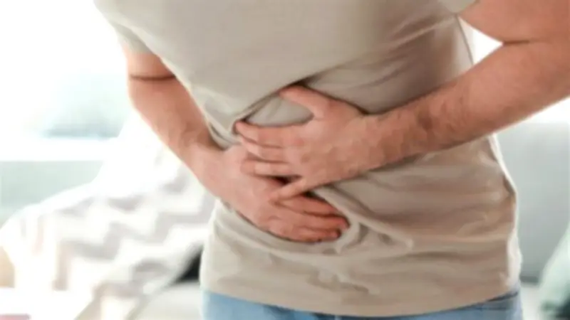 الصحة تحذر: إهمال آلام المعدة قد يؤدي إلى نزيف خطير وقرح مزمنة