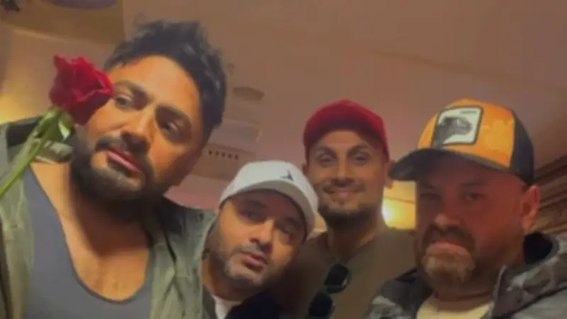تامر حسني يهدي جمهوره فيديو طريفًا للسناجل احتفالًا بعيد الحب