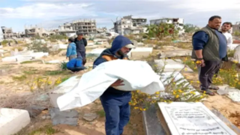 فلسطيني يجمع رفات زوجته وأبنائه الستة بعد ثلاث سنوات من قصف منزله في غزة