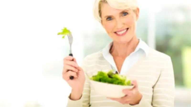 نظام غذائي مثالي للمرأة بعد الخمسين: سر النشاط والحيوية والوقاية من الأمراض