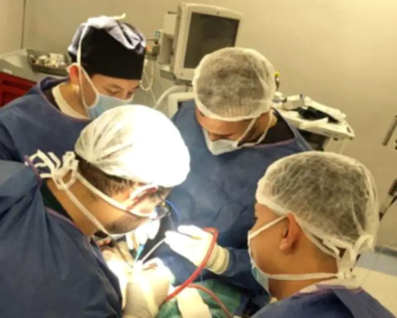 قصر العيني ينقذ شاباً تعرض لإصابة نافذة بالرأس بآلة حادة في حادث مروع