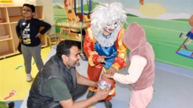 كنيسة سوهاج توزع هدايا وفوانيس رمضان على مرضى السرطان في مستشفى أورام الأقصر