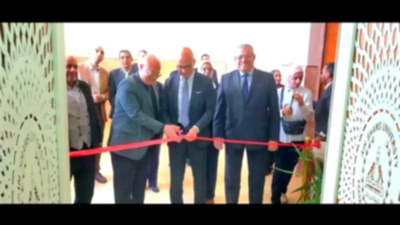 رئيس جامعة عين شمس يتفقد المعامل والمناحل بكلية الزراعة لتعزيز الجودة والابتكار