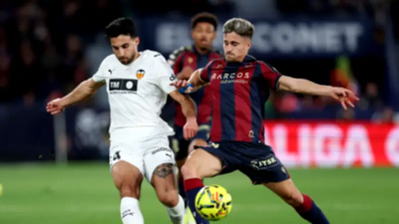 ديربي فالنسيا يتحول إلى بركان.. كوميرت يشعل المدرجات باحتفال استفزازي