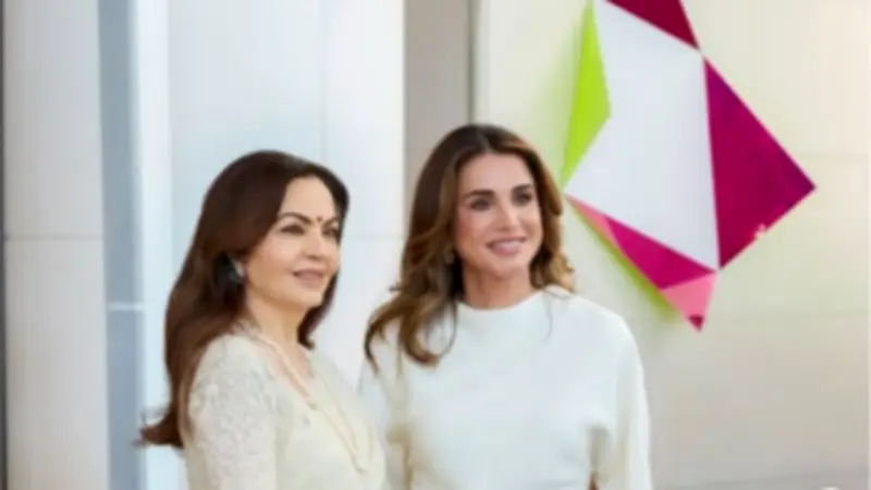 الملكة رانيا تخطف الأنظار بإطلالة بسيطة وأنيقة خلال قمة الأعمال العالمية في الهند