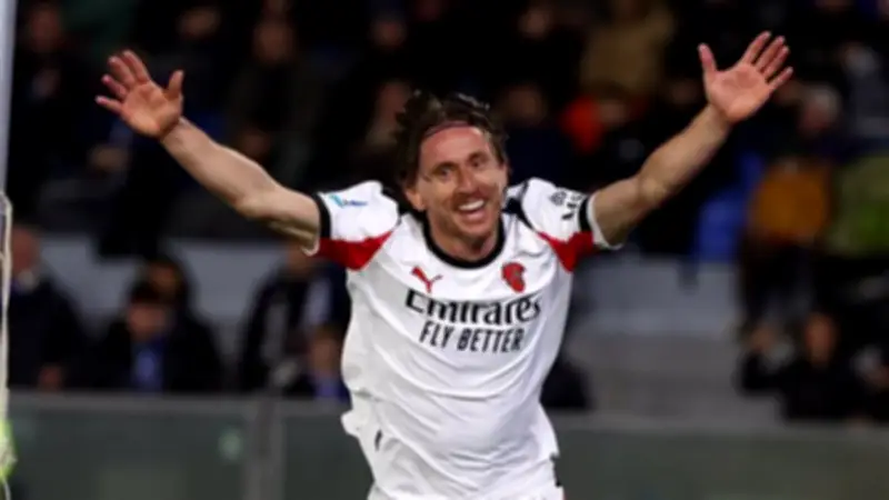 جمهور ميلان يغني لمودريتش بعد خطفه النقاط الثلاث من بيزا في الدوري الإيطالي