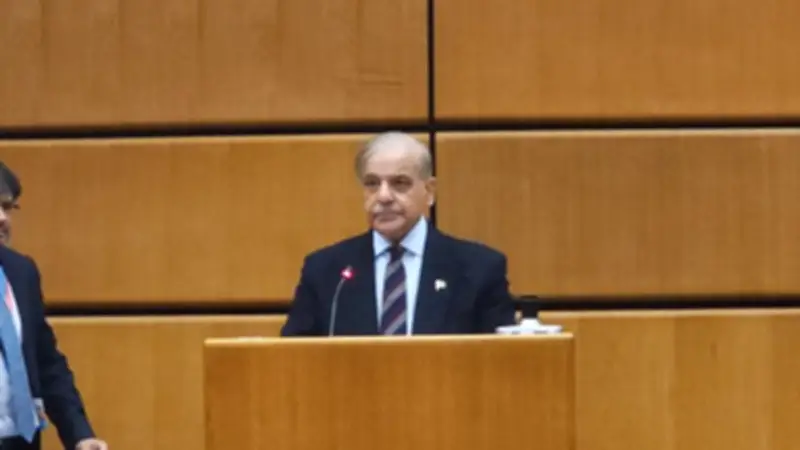 رئيس وزراء باكستان يحذر من تصاعد الفقر والديون والنزوح الجماعي في العالم