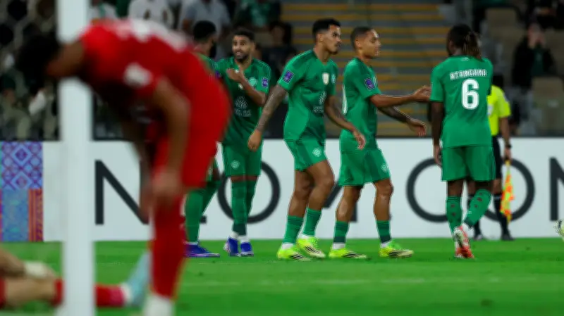 خطأ حارس شباب الأهلي دبي يهز المرمى في مواجهة أهلي جدة بدوري أبطال آسيا