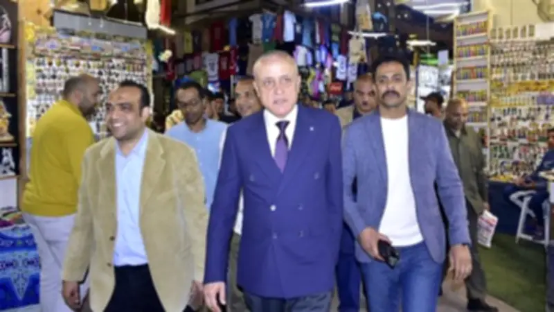 محافظ الأقصر يجري جولة تفقدية مسائية في شارع السوق السياحي لتحسين الخدمات