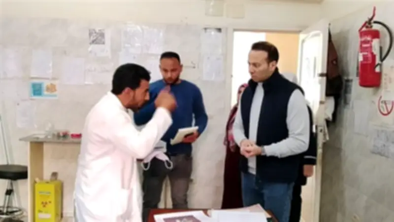 وكيل صحة البحيرة يندب ممرضين للتدريب ويصرف مكافأة تشجيعية خلال جولة تفقدية