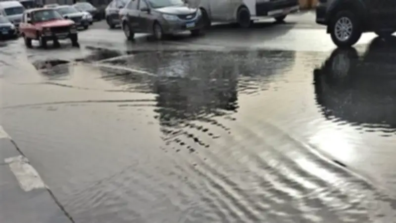 مرور الجيزة يتصدى للشلل المروري على دائري المنيب بعد تجمع مياه الأمطار