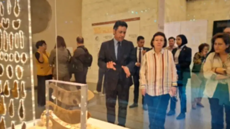 وزيرة الثقافة اليونانية تزور المتحف القومي للحضارة المصرية وتشيد بكنوزه الأثرية