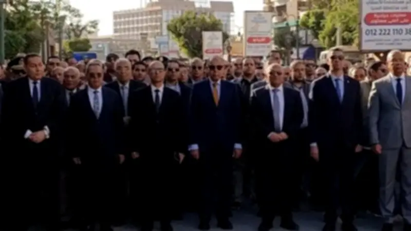 جنازة مهيبة للواء مصطفى خليل بالمنيا بحضور المحافظ وقيادات الأمن وسط حزن عميق