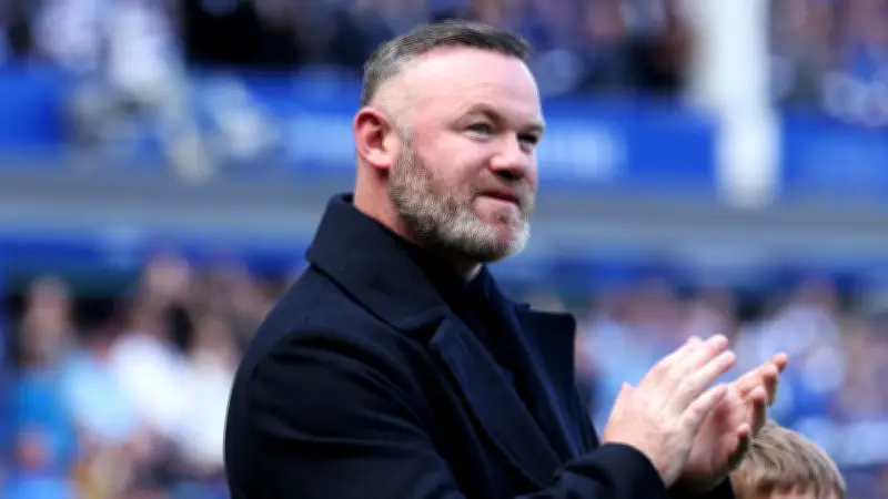 روني يشن هجوماً حاداً على سلوت ويثني على صلاح في تصريحات مفاجئة