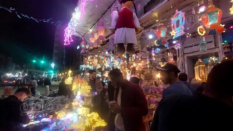 إقبال كبير على شراء فوانيس رمضان في شوارع مرسى مطروح مع بداية الشهر الكريم