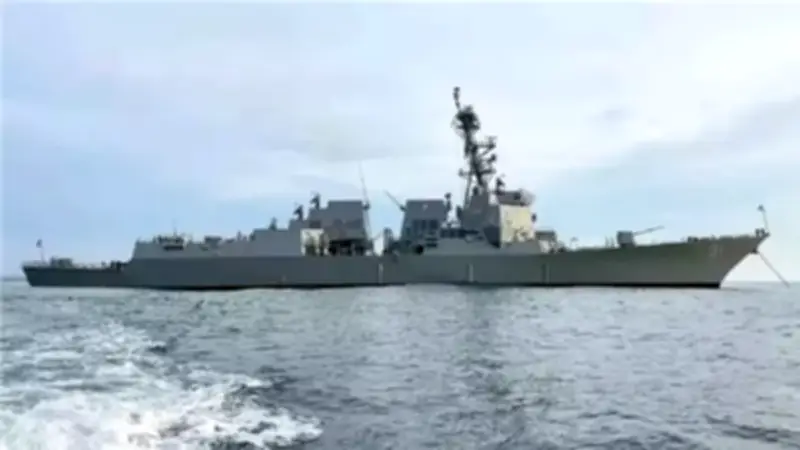 البحرية الأمريكية تعزز وجودها في الشرق الأوسط بنشر المدمرة بينكني وتصعيد عسكري