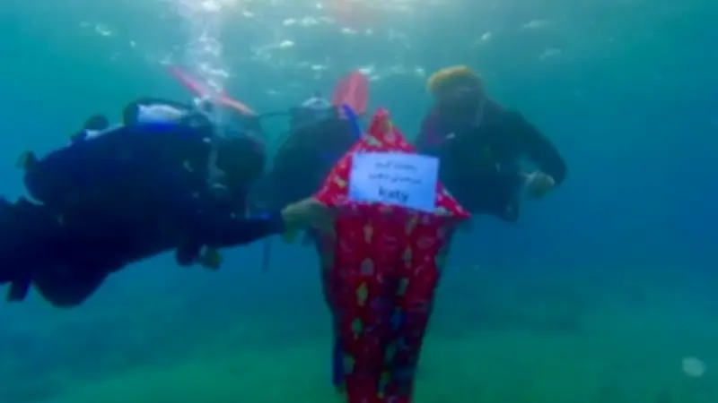 فانوس رمضان في أعماق البحر.. أول مسحراتية مسيحية بدهب تبتكر احتفالاً تحت الماء