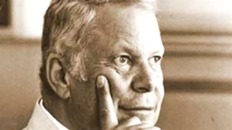 يوسف السباعي: فارس الرومانسية الذي تحول من قائد الفرسان إلى شهيد الأدب