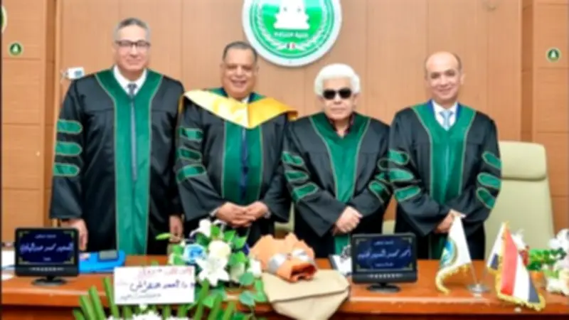 مدير عام مستشفيات جامعة المنصورة يحصل على الماجستير برسالة حول البصمة الكربونية في القطاع الصحي