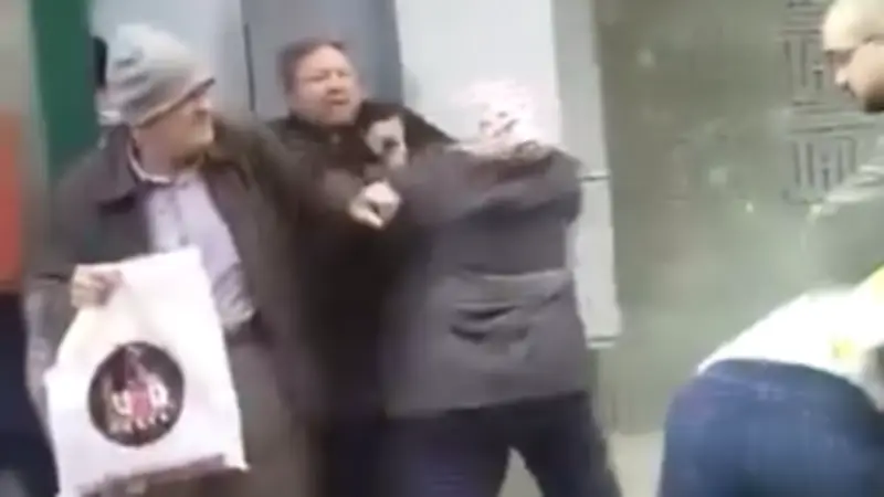 خناقة بين سيدة ورجل أمام ماكينة فيزا بالمحلة في نهار رمضان