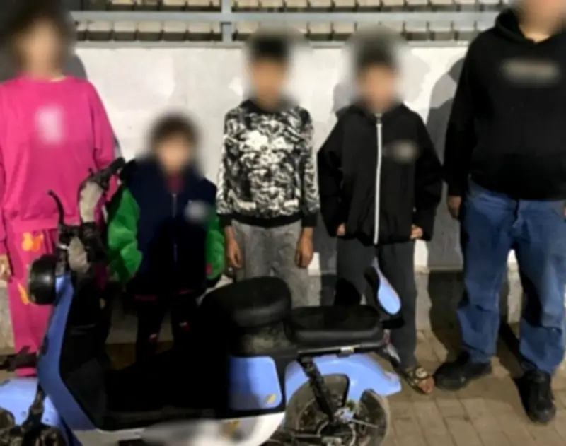 كشف ملابسات فيديو لطفل يقود دراجة كهربائية بصحبة أشقائه في الجيزة