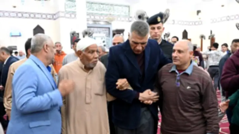 محافظ جنوب سيناء يؤكد حرصه على التواصل المباشر مع الأهالي عقب صلاة التراويح
