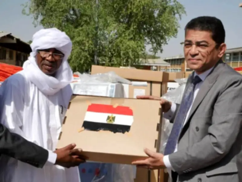 السفير طارق يوسف يسلم تجهيزات غسيل الكلى لوزير الصحة التشادي