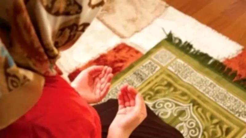 مركز الأزهر يجيب: هل تقضي المرأة الصلاة في الحيض والنفاس؟