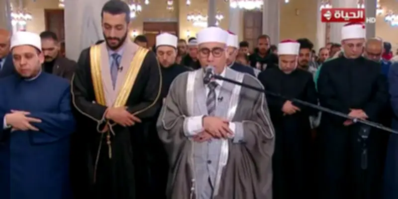 نقل صلاة العشاء والتراويح من مسجد الإمام الحسين إلى مسجد السيدة زينب في القاهرة