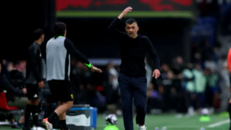 كونسيساو يسخر من صحفي: كنا أفضل من الهلال بعشرة لاعبين في الكلاسيكو