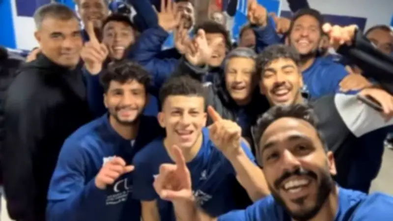 كهربا يحتفل مع زملائه بصعود إنبي لنصف نهائي كأس مصر بعد فوز تاريخي