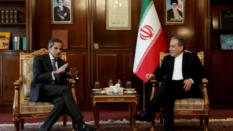جروسي وعراقجي يتواصلان هاتفيًا لبحث تطورات المفاوضات النووية بين إيران والولايات المتحدة