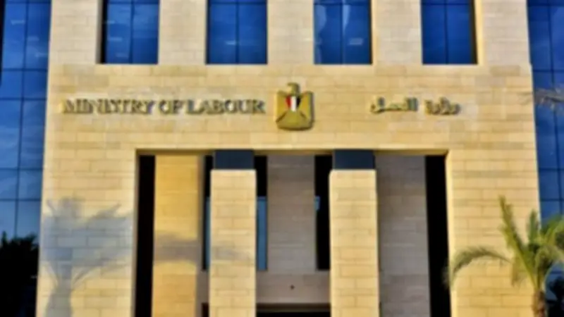 وزارة العمل تحذر من مواقع وهمية لتسجيل العمالة غير المنتظمة وتؤكد آلية التسجيل الرسمية