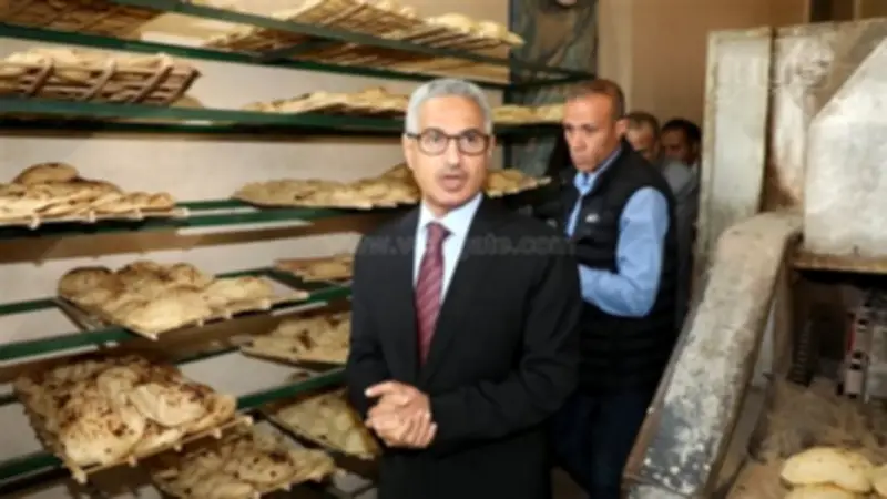 محافظ بني سويف يغير خط سيره فجأة لتفقد المخابز ويرصد مخالفات في الأوزان والاشتراطات الصحية